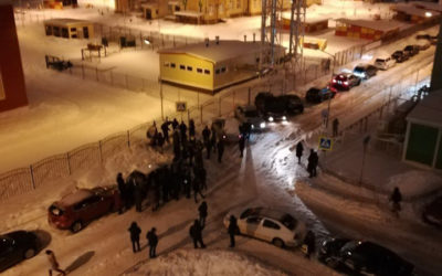 Воронежцы 2 ночи проведут у новой школы, чтобы записать в неё детей